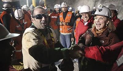Treintitrés mineros chilenos, atrapados durante 69 días, salen a la luz.