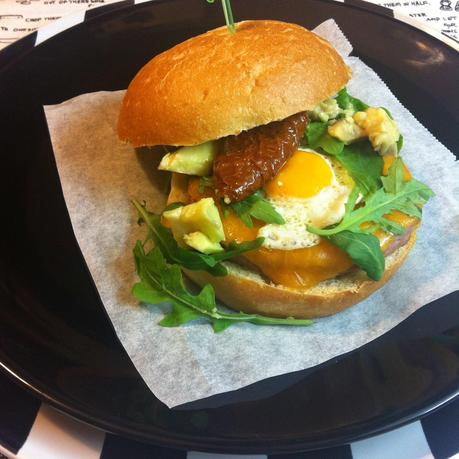 Hamburguesa De Pollo Con Aguacate, Tomate Seco Y Huevo De Codorniz Hamburguesa De Pollo Con Aguacate, Tomate Seco Y Huevo De Codorniz