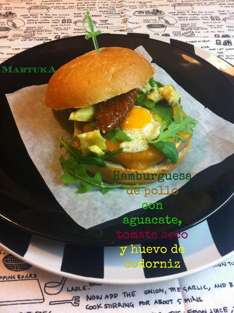 Hamburguesa De Pollo Con Aguacate, Tomate Seco Y Huevo De Codorniz Hamburguesa De Pollo Con Aguacate, Tomate Seco Y Huevo De Codorniz