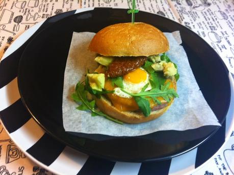 Hamburguesa De Pollo Con Aguacate, Tomate Seco Y Huevo De Codorniz Hamburguesa De Pollo Con Aguacate, Tomate Seco Y Huevo De Codorniz