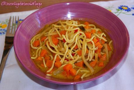 Noodles en sopa con coco y curry