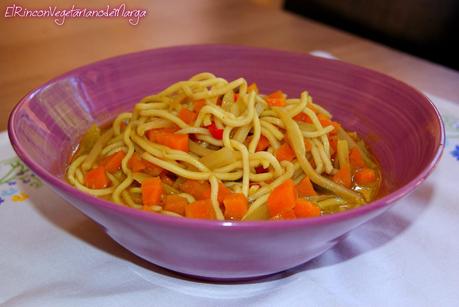 Noodles en sopa con coco y curry