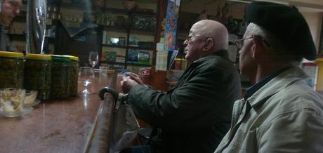 Vasconia en dos ruedas: el confín de Álava. Tomando un vino en el bar de Espejo.