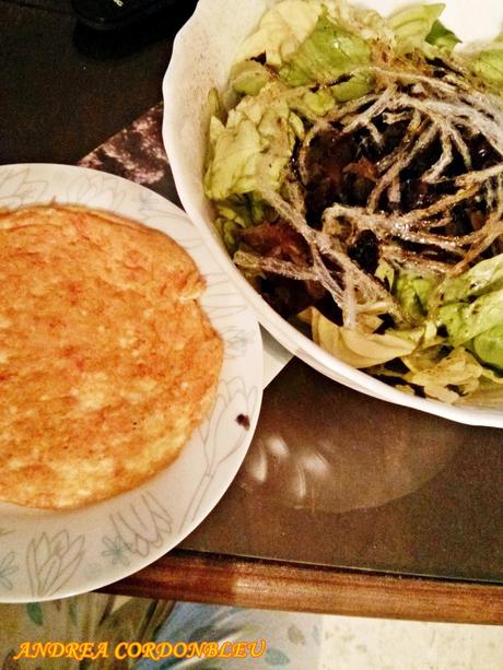 TORTILLA DE SALMÓN CON ENSALADA DE ALGAS. SIN GLUTEN.