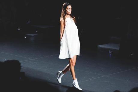 Madrid_Fashion-Week-Juan_Vidal-Priceless-Backless_Top-White_Skirt-Lace_Up_Sandals-Outfit-Street_Style-61