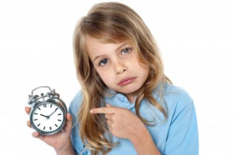 ¿Cómo ayudar a los más pequeños con los cambios? Niña_reloj