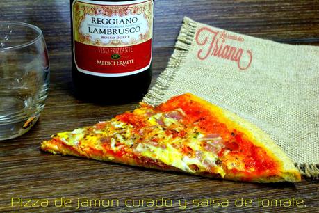 Pizza integral de jamon curado y salsa de tomate