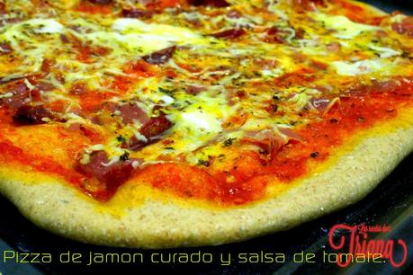 Pizza integral de jamon curado y salsa de tomate