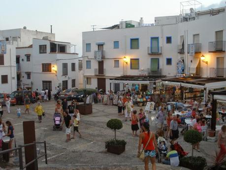 Plaza a los pies de la Ermita de la Virgen Ermitana Plaza a los pies de la Ermita de la Virgen Ermitana