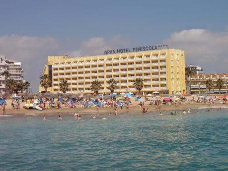 Vista del hotel desde una barca a pedales en la playa Vista del hotel desde una barca a pedales en la playa