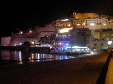 Vista nocturna del casco antiguo amurallado con el Castillo de Peñíscola en su parte más alta. Vista nocturna del casco antiguo amurallado con el Castillo de Peñíscola en su parte más alta.