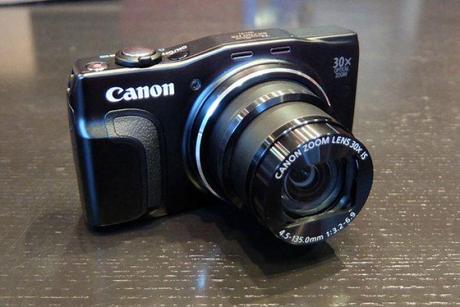 Canon PowerShot SX700 HS mesa