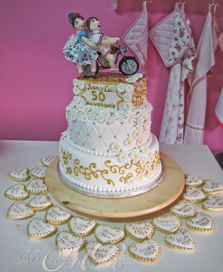 TARTA DECORADA BODAS DE ORO Y GALLETAS