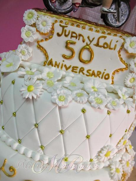 TARTA DECORADA BODAS DE ORO Y GALLETAS