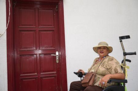 Esta puerta que está cerrada impide que María Nieves pueda disfrutar de la planta alta de la Casa de la Cultura de Benahoare donde se realizan cursos y actividades a las que quuier asistir y no puede. [redaccion]