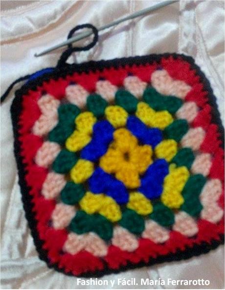 ¿Cómo hacer un forro para el móvil con un par de pastillas de punto afgano ó granny squares? How to make a cell phone case with granny squares? ¿Cómo hacer un forro para el móvil con un par de pastillas de punto afgano ó granny squares? How to make a cell phone case with granny squares?