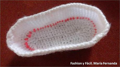 Escarpines de Hello Kitty a crochet en tres partes. Zapaticos con tirantes a ganchillo (Kitty crocheted baby shoes)