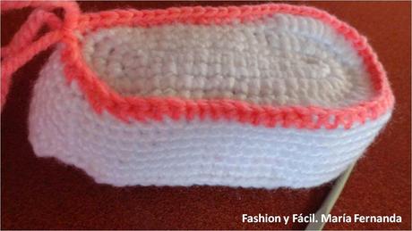 Escarpines de Hello Kitty a crochet en tres partes. Zapaticos con tirantes a ganchillo (Kitty crocheted baby shoes)