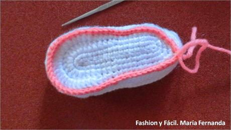 Escarpines de Hello Kitty a crochet en tres partes. Zapaticos con tirantes a ganchillo (Kitty crocheted baby shoes)