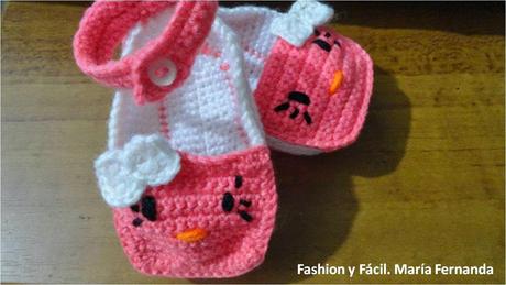 Escarpines de Hello Kitty a crochet en tres partes. Zapaticos con tirantes a ganchillo (Kitty crocheted baby shoes)