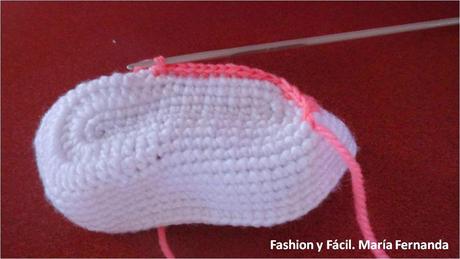 Escarpines de Hello Kitty a crochet en tres partes. Zapaticos con tirantes a ganchillo (Kitty crocheted baby shoes)