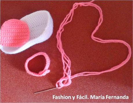 Escarpines de Hello Kitty a crochet en tres partes. Zapaticos con tirantes a ganchillo (Kitty crocheted baby shoes)