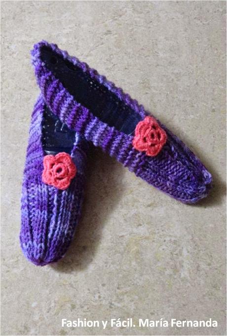 Slippers con flores a ganchillo (Slippers with crocheted flowers). Patucos o babuchas tejidas Slippers con flores a ganchillo (Slippers with crocheted flowers). Patucos o babuchas tejidas