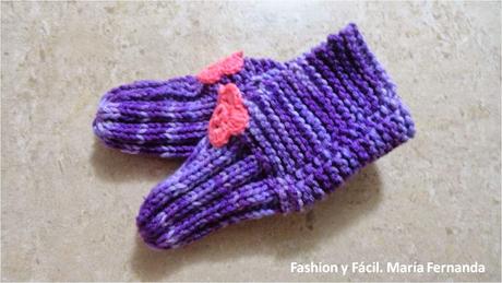 Slippers con flores a ganchillo (Slippers with crocheted flowers). Patucos o babuchas tejidas Slippers con flores a ganchillo (Slippers with crocheted flowers). Patucos o babuchas tejidas