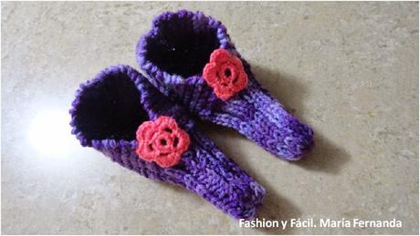 Slippers con flores a ganchillo (Slippers with crocheted flowers). Patucos o babuchas tejidas Slippers con flores a ganchillo (Slippers with crocheted flowers). Patucos o babuchas tejidas