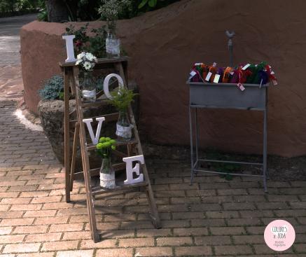 colores-de-boda-rincon-bienvenida-escalera-montaje-abanicos-chiara-manuel La boda de Chiara & Manuel