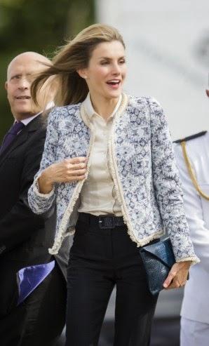 Dña. Letizia, con la misma chaqueta de Mango, inauguró curso escolar en Orense y Miami Dña. Letizia, con la misma chaqueta de Mango, inauguró curso escolar en Orense y Miami