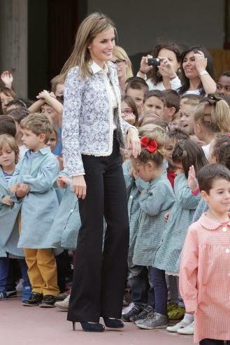 Dña. Letizia, con la misma chaqueta de Mango, inauguró curso escolar en Orense y Miami Dña. Letizia, con la misma chaqueta de Mango, inauguró curso escolar en Orense y Miami
