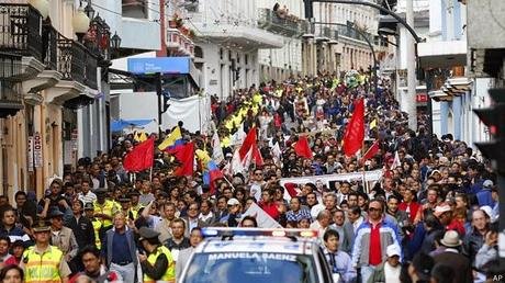 Correa: la marcha es opositora, que nadie se confunda [+ tuits y video]