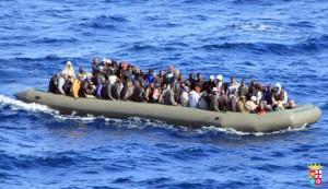 Una barcaza con inmigrantes africanos a bordo, cerca de la costa italiana de Lampedusa. (EFE)