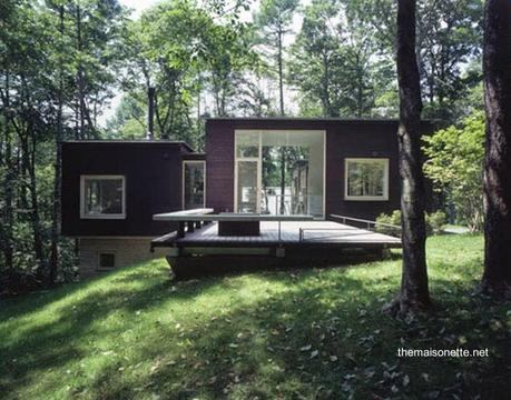 Casa de campo contemporánea sobre declive en Japón