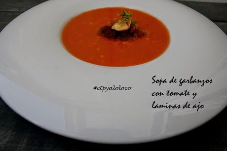 Sopa de tomate con garbanzos, picatostes y láminas de ajo
