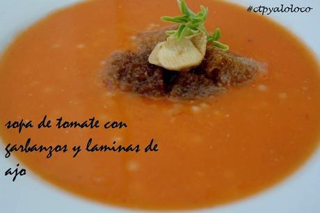 Sopa de tomate con garbanzos, picatostes y láminas de ajo