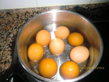Huevos rellenos de brandada de bacalao con salsa de pimientos