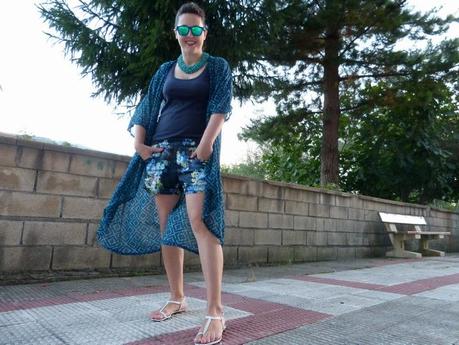 Short de flores y kimono azul, mezclando estampados Short de flores