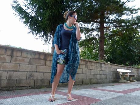 Short de flores y kimono azul, mezclando estampados Short azul de flores