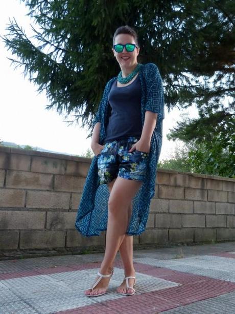 Short de flores y kimono azul, mezclando estampados Short de flores