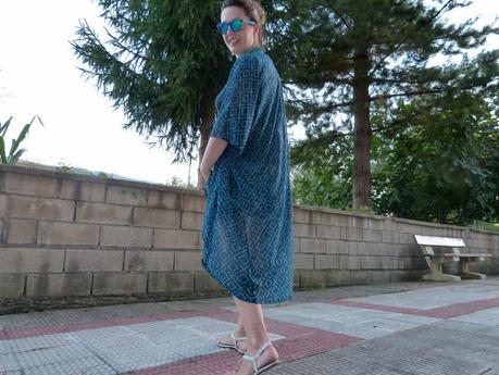 Short de flores y kimono azul, mezclando estampados Look con kimono azul