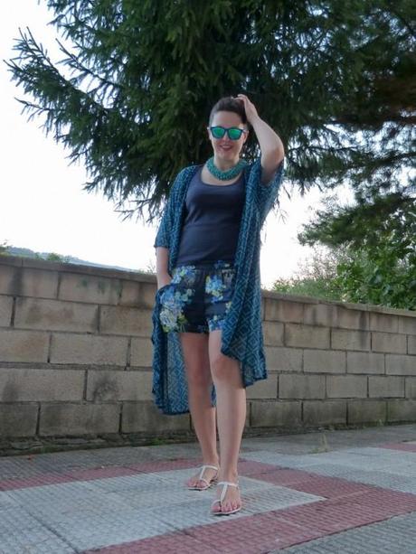 Short de flores y kimono azul, mezclando estampados Short de flores