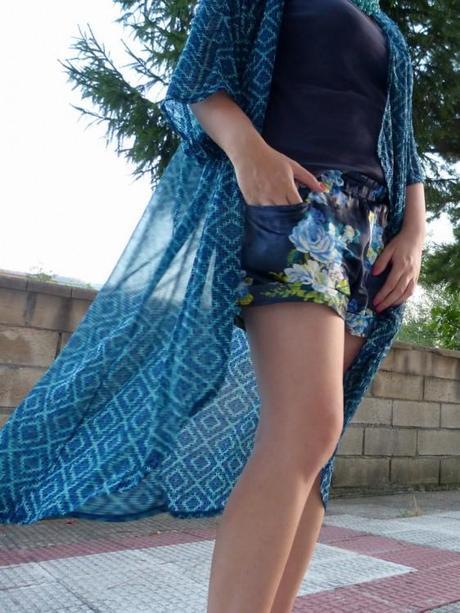 Short de flores y kimono azul, mezclando estampados look con short