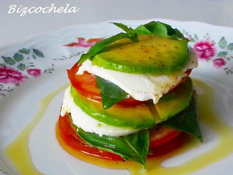 ENSALADA CAPRESSE CON AGUACATE ENSALADA CAPRESSE CON AGUACATE