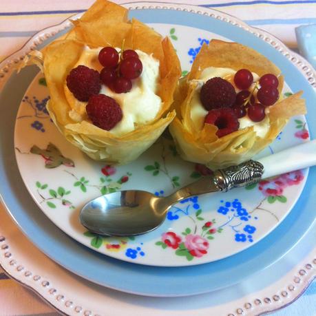 Cestos De Crema De Chocolate Blanco Con Frutos Rojos