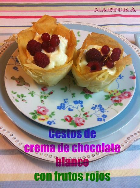 Cestos De Crema De Chocolate Blanco Con Frutos Rojos