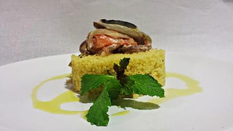 Rollito de Berenjena Relleno de Queso Crema y Salmón Marinado sobre Cus-Cus a la Menta