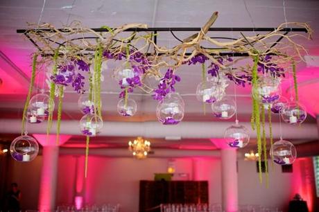 Detalles para invitados y decoración para bodas con cristal Una boda de día y de interior, con jarrones y orquídeas