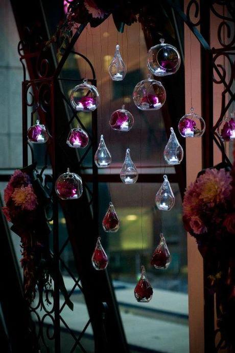 Detalles para invitados y decoración para bodas con cristal Diferentes tipos de jarrones colgantes dan mayor dinamismo a la composición